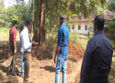 කාර්යාල භුමියේ පොල් පැළ සිටුවීමේ කටයුත්තක්